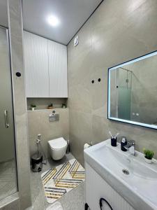 阿拉木图2-room apartment ЖК Комфорт Сити near MEGA, flat 15的浴室配有白色水槽和卫生间。
