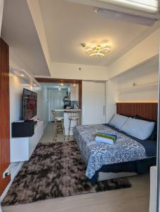 圣费尔南多Azure North Residences BLisfully BALi18的酒店客房带一张床和一个厨房