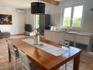PobegiOlea Mar apartma的厨房以及带木桌和椅子的用餐室。