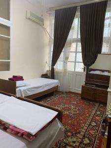 撒马尔罕帖木儿可汗酒店的客房设有两张床和大窗户。