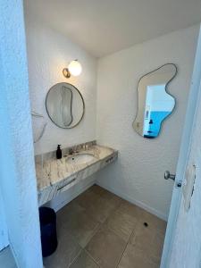 埃斯特角城ZAG Coliving Punta del este的一间带水槽和镜子的浴室