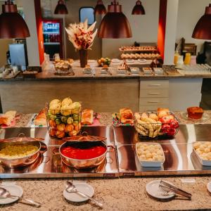 伊比乌纳Paraty Hotel Fazenda & Spa的包含多种不同食物的自助餐