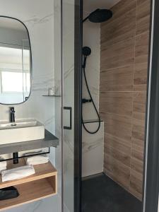 Saint-Guénolé国际之家斯特伦酒店的带淋浴、水槽和镜子的浴室