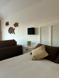 Saint-Guénolé国际之家斯特伦酒店的卧室配有一张床,墙上配有电视。
