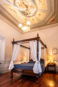 列雷纳丽瑞纳霍斯德麦瑞达酒店的一间卧室设有天蓬床和天花板