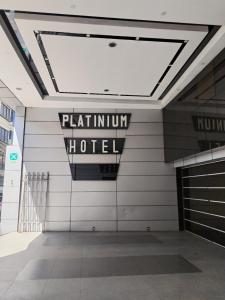 拉巴斯HOTEL PLATINIUM的建筑墙上的酒店标志