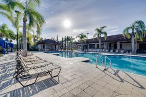 达文波特Disney Area Vacation Rental with Game Room and Pool!的一个带躺椅的游泳池,棕榈树
