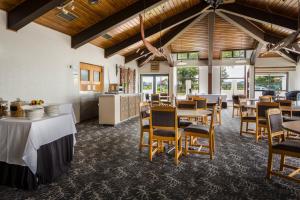 罗托鲁瓦Marsden Stay Rotorua的用餐室设有桌椅和窗户。