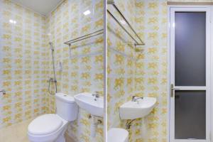 雅加达Super OYO 4005 Bunga Dahlia Guest House的一间带卫生间和水槽的浴室