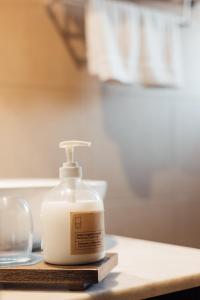 Colchani萨尔露娜萨拉达酒店的坐在柜台上的一瓶保湿液体肥皂