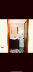 培拉特KRIS Guesthouse的浴室配有盥洗盆和浴缸。