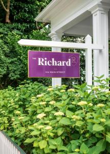 埃德加敦The Richard, The Edgartown Collection的房屋前的杜 ⁇ 花标志
