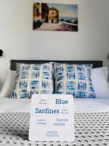 毕达哥利翁Blue Sardines的床上的白色标志