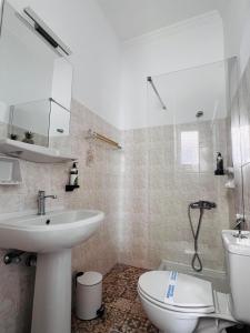 毕达哥利翁Blue Sardines的白色的浴室设有水槽和卫生间。