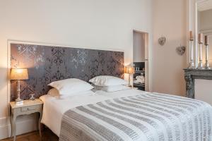 里尔香普兰旅馆 - 住宿加早餐旅馆的一间卧室配有一张大床和灰色床头板