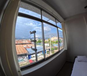 塔拉波托Hospedaje Koral的客房设有市景窗户。