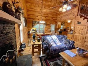 海伦Cabin 2 bed close to Helen hot tub #15的小屋内的客厅配有沙发和壁炉