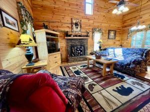 海伦Cabin 2 bed close to Helen hot tub #15的带沙发和壁炉的客厅