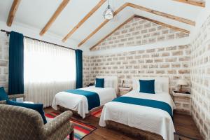 Colchani萨尔露娜萨拉达酒店的砖墙客房的两张床
