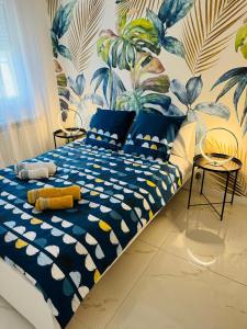 蒙彼利埃Appartement Premium 4 Stars - Antigone的卧室配有蓝色和白色的床铺和壁画