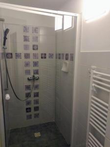 兹诺伊莫Pension Archa的浴室铺有白色瓷砖,设有淋浴。