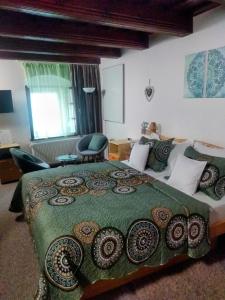 兹诺伊莫Pension Archa的一间卧室配有一张带绿毯的大床