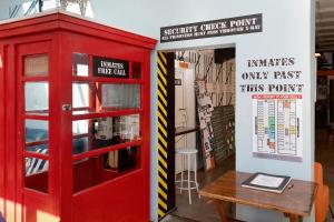 基督城监狱主题宿舍的木桌旁的红色电话亭