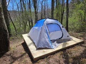 洛根Sycamore Ridge Campsite at Hocking Vacations - Tent Not Included的木头平台上的帐篷