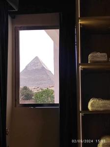开罗Alma Pyramids View的从房间内的窗户可欣赏到金字塔的景色