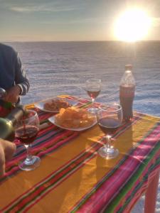 乌尤尼salt beds of salt hostal的海滩上的桌子,上面放着葡萄酒和食物