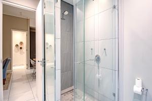 比勒陀利亚2bedroom apartments at Menlyn Maine on 16th的浴室内玻璃门玻璃淋浴间