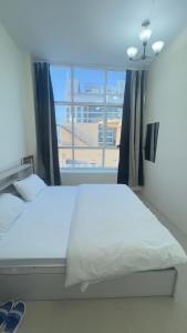 阿吉曼P3) Fantastic Seaview Room with shared bath inside 3bedroom apartment的一间卧室设有一张床和一个大窗户