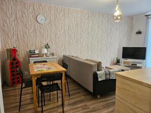 格但斯克Apartament Góralska的客厅配有沙发和桌子