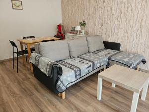 格但斯克Apartament Góralska的客厅配有沙发和桌子