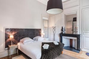 里尔香普兰旅馆 - 住宿加早餐旅馆的一间卧室设有一张大床和一个壁炉