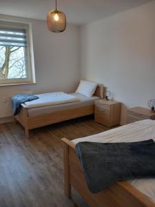 杜伊斯堡City Apartment Duisburg Netflix &Wlan & Kingsize Bett & Big TV & Central的一间卧室设有两张床和窗户。