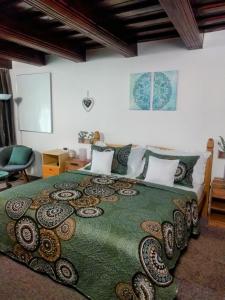 兹诺伊莫Pension Archa的一间卧室配有一张带绿毯的大床