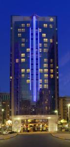 阿布扎比阿尔曼泽尔公寓酒店的一座大建筑,晚上有蓝色的灯光