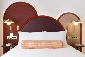 伦敦假日伦敦牛津圆环广场酒店的一间卧室配有一张大床和大床头板