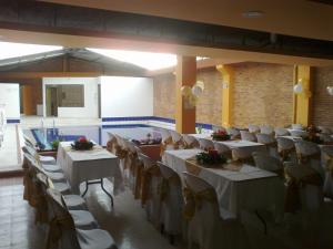 埃尔科莱希奥天堂岛芮欧美斯塔酒店的宴会厅配有白色的桌椅