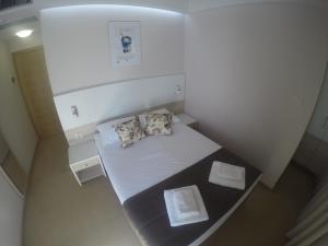 茨雷斯奈霍住宿加早餐旅馆的小房间设有一张床和两个枕头