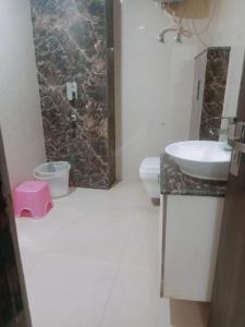 新德里Hotel MARISA GRAND Near Delhi Airport BY Aero Home的一间带水槽和卫生间的浴室