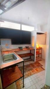 巴科洛德Liturs Travel Services / Homestay / Rent a Car的一间位于客房中间的带水槽的厨房