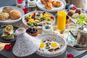 丹吉尔DIAGONAL HOTEL的早餐桌,包括早餐食品和饮料