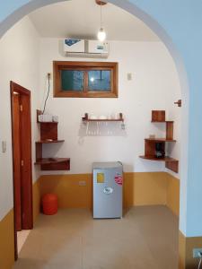 比亚米尔港La Casa de Joel的带窗户的客房内设有带冰箱的厨房