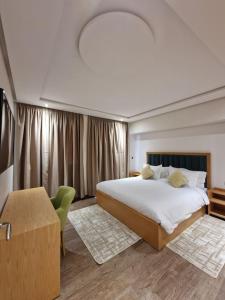 纳祖尔Hotel Residence Ramsis的一间卧室配有一张大床和一张书桌