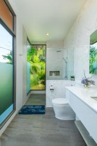 普吉镇Villa Mimosa 1, Splendid 4 Bedroom Master Ensuite的带浴缸、卫生间和盥洗盆的浴室