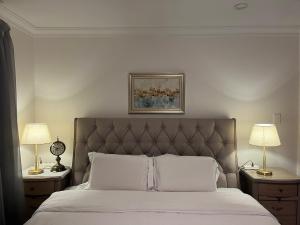 珀斯Applecross 2 Bedrooms by Swan River的一间卧室配有一张大床和两盏灯