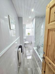 格拉斯哥Spacious Haven with Free Parking的带淋浴、卫生间和盥洗盆的浴室
