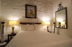 莫雷利亚莫雷利亚赌场酒店 的一间卧室配有一张大床和两盏灯